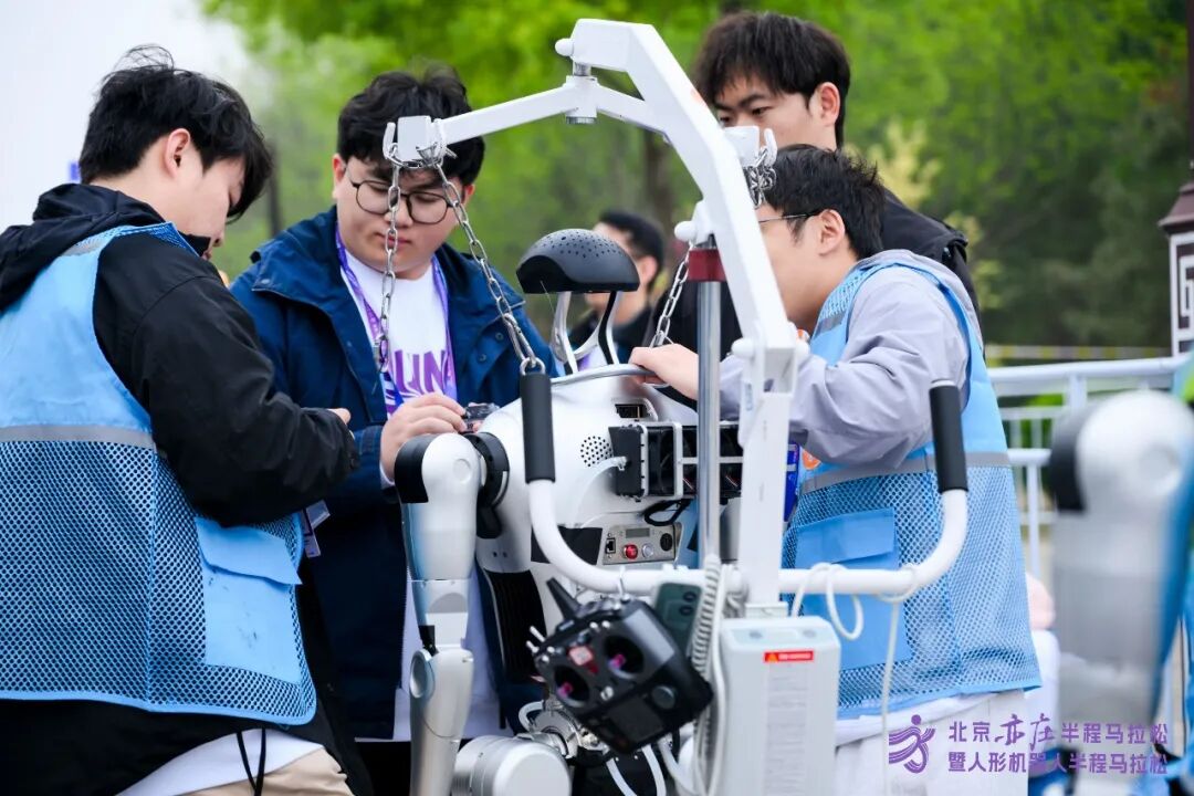 All Set to Go: Humanoid Robot Racing Challenge – Opening Special-3cgo