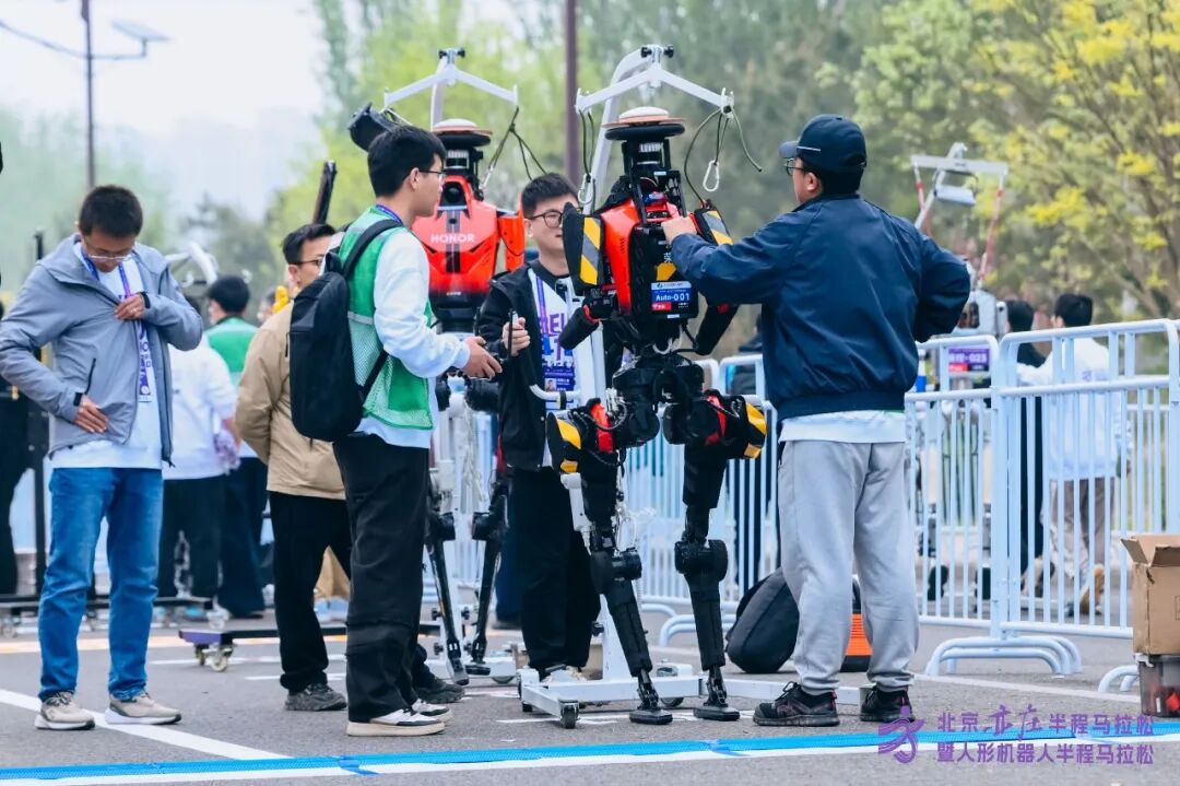 All Set to Go: Humanoid Robot Racing Challenge – Opening Special-3cgo