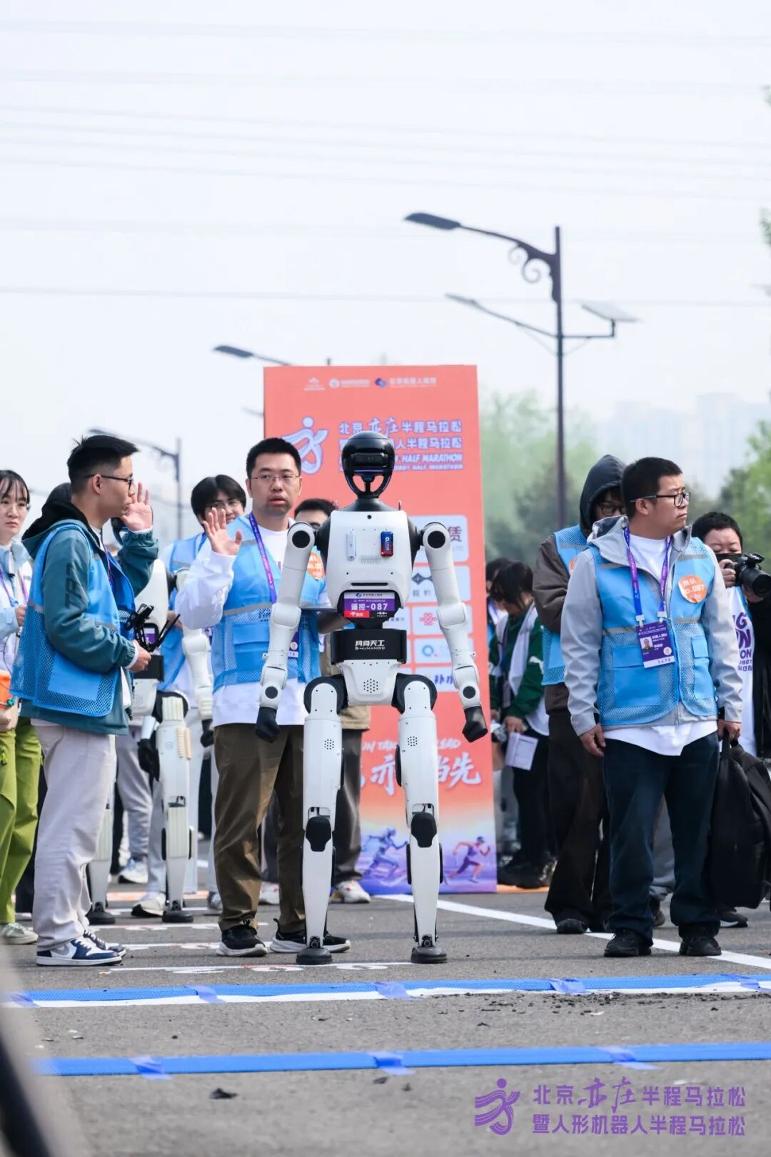 All Set to Go: Humanoid Robot Racing Challenge – Opening Special-3cgo
