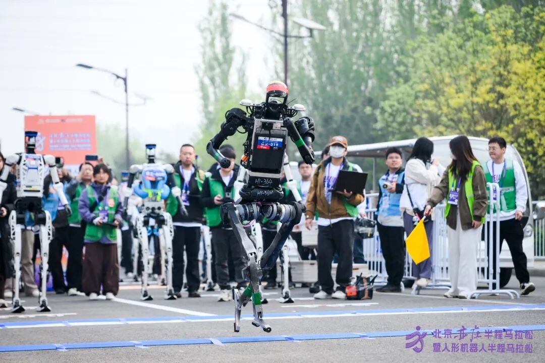 All Set to Go: Humanoid Robot Racing Challenge – Opening Special-3cgo