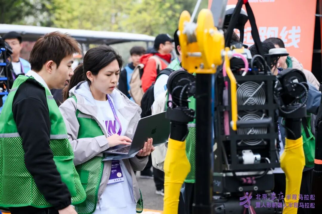 All Set to Go: Humanoid Robot Racing Challenge – Opening Special-3cgo