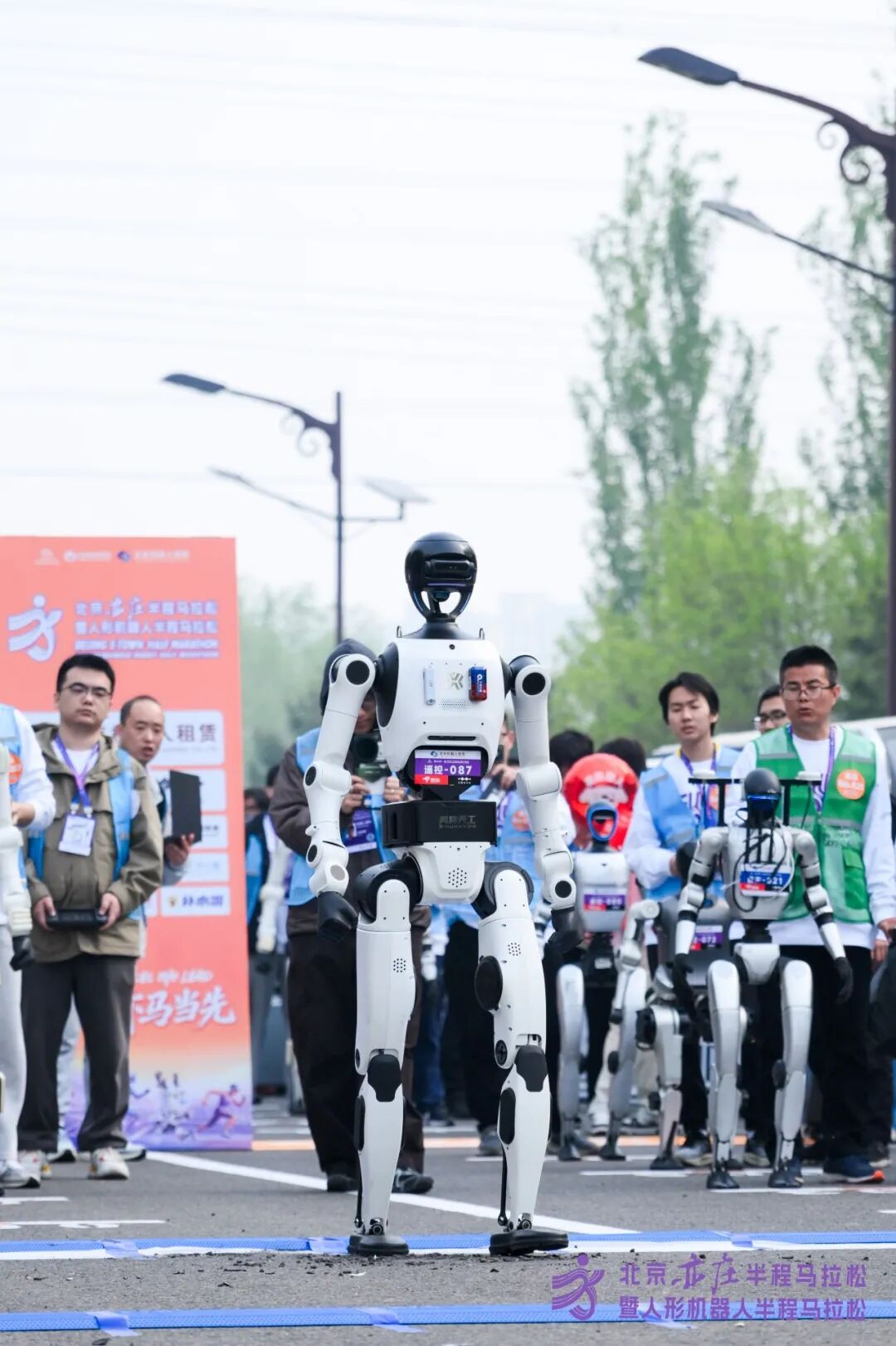 All Set to Go: Humanoid Robot Racing Challenge – Opening Special-3cgo