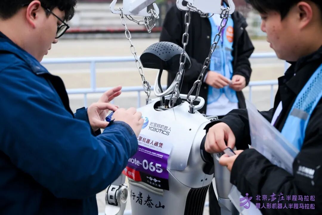All Set to Go: Humanoid Robot Racing Challenge – Opening Special-3cgo