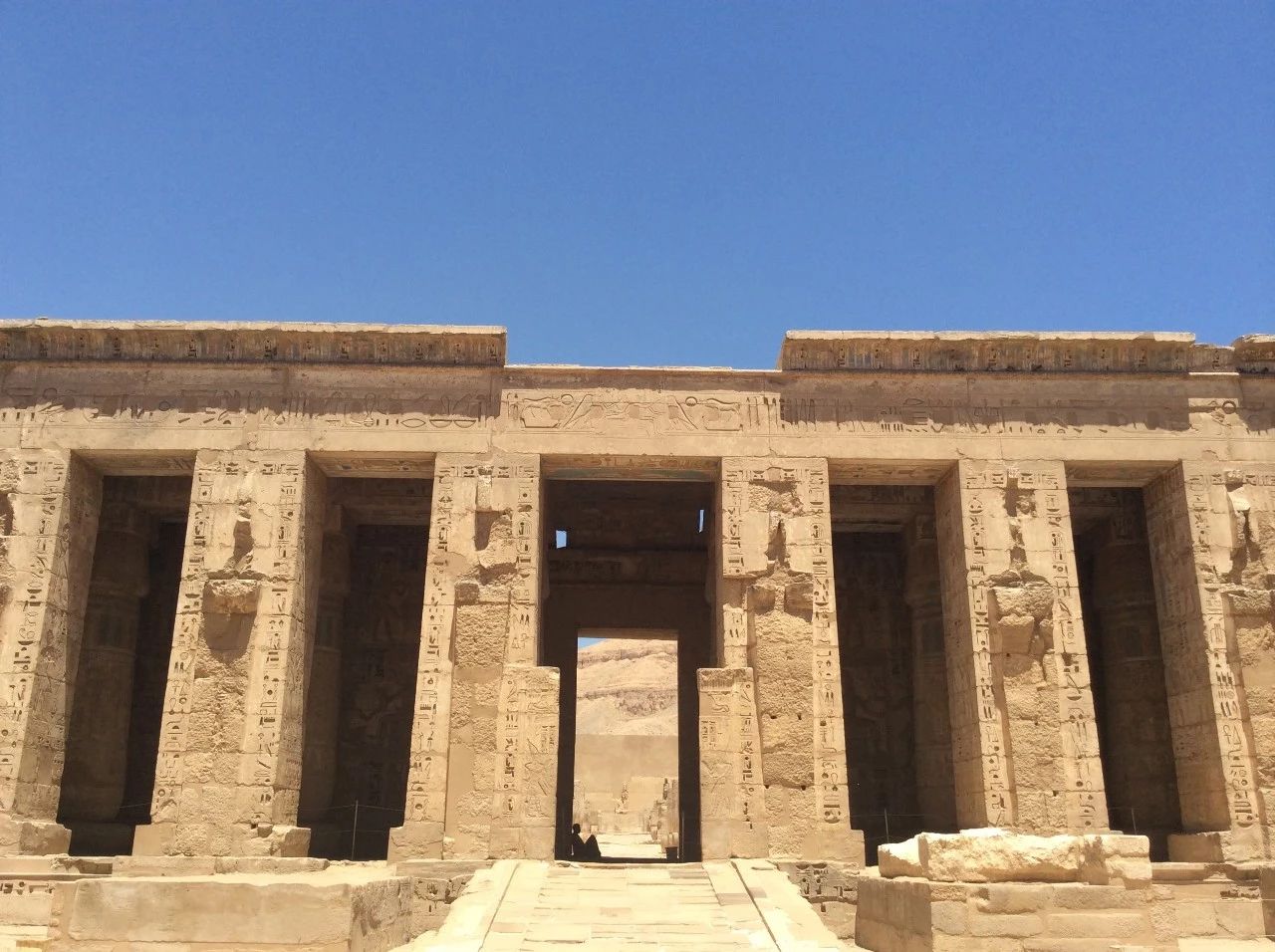 【卡尔纳克神庙】是古埃及最大的神庙,精湛的建筑工艺满含中王朝时期