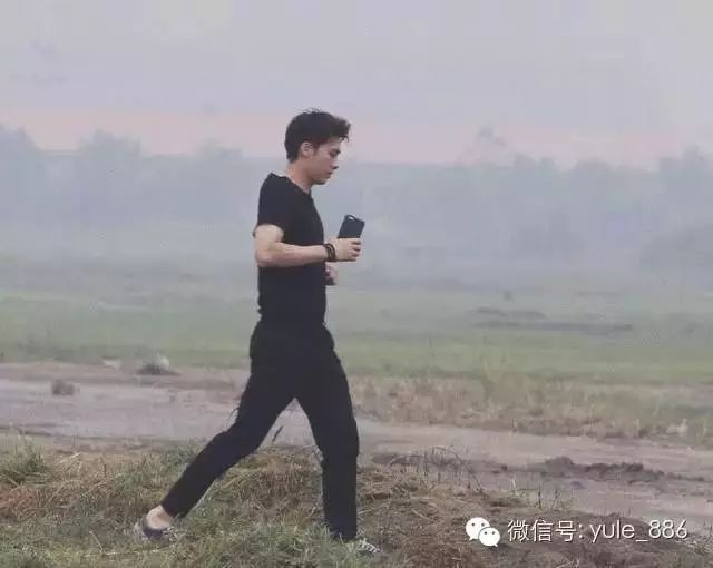 李易峰现身荒地,网友:跑这么快准备去哪儿啊?