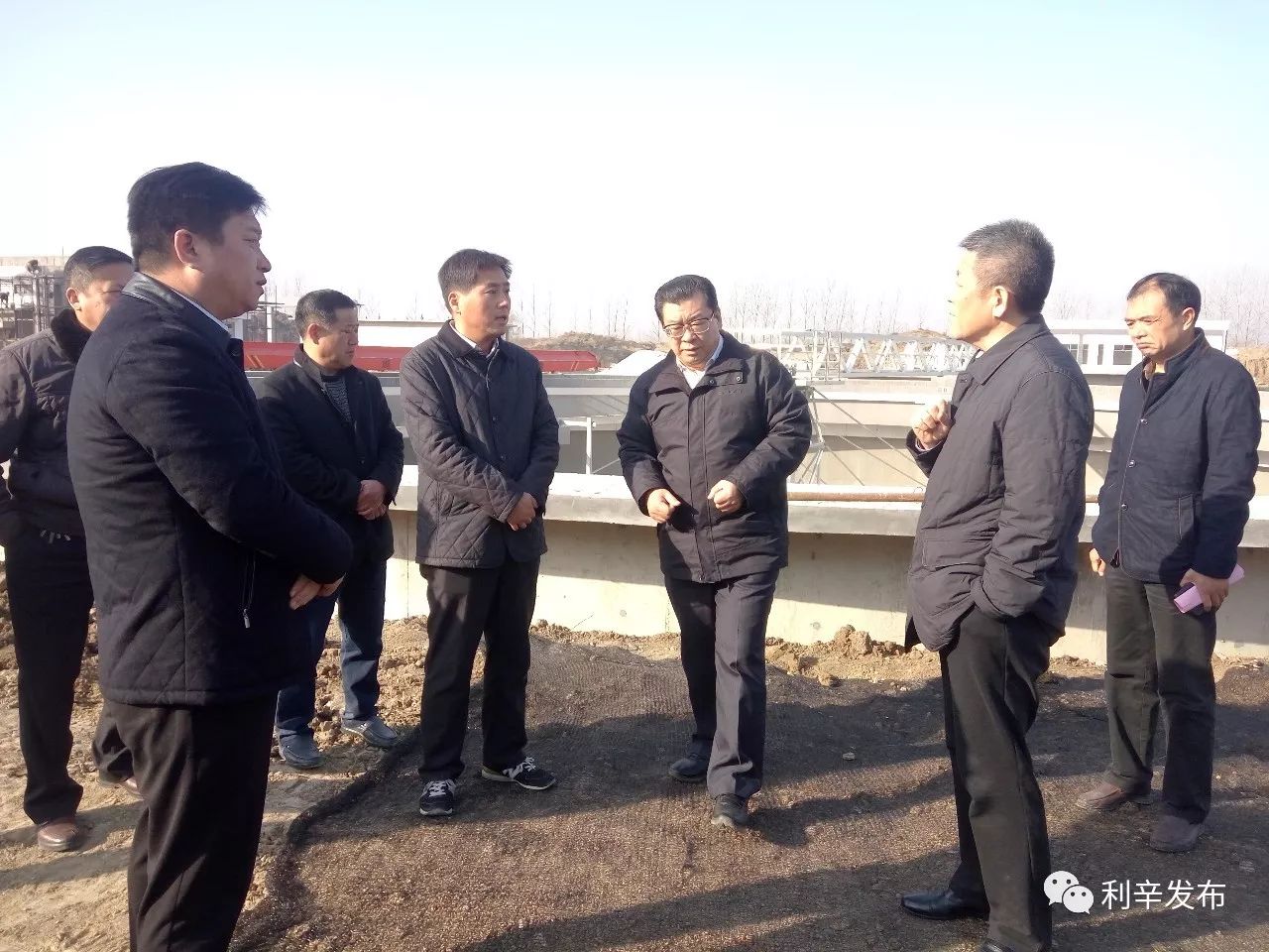 11月24日一大早,市长杜延安就从驻地出发,在县委书记程修略,县委副