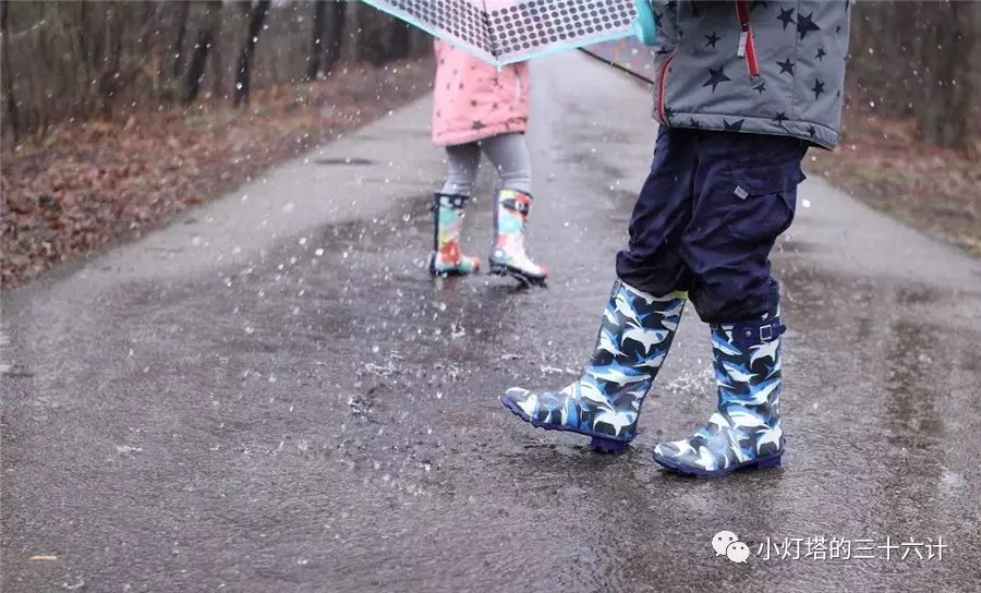 下雨了,小朋友往往最开心,最好是冲到雨里,再踩踩小水坑.