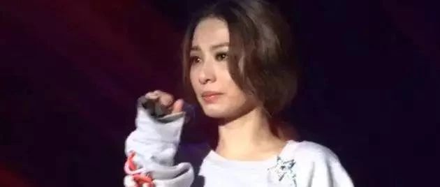 田馥甄演出现场泪崩:歌里的遗憾,究竟有谁能懂?