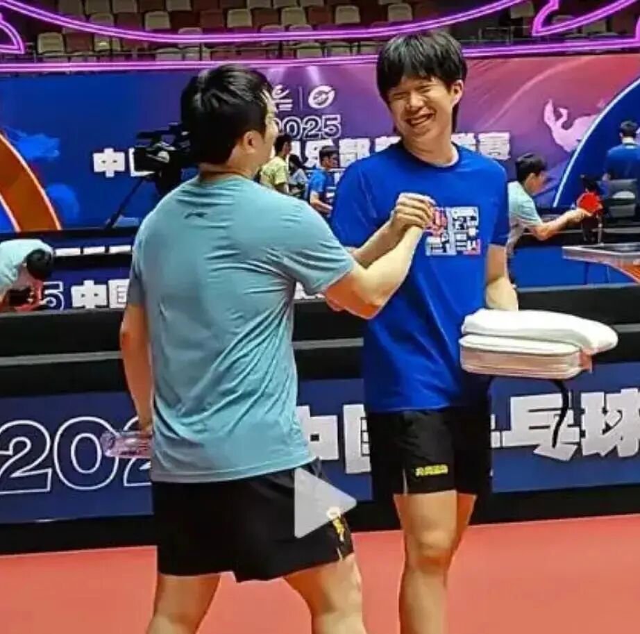樊振东与王楚钦拥抱致意
