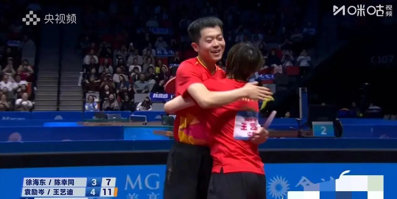 樊振东与王楚钦拥抱致意