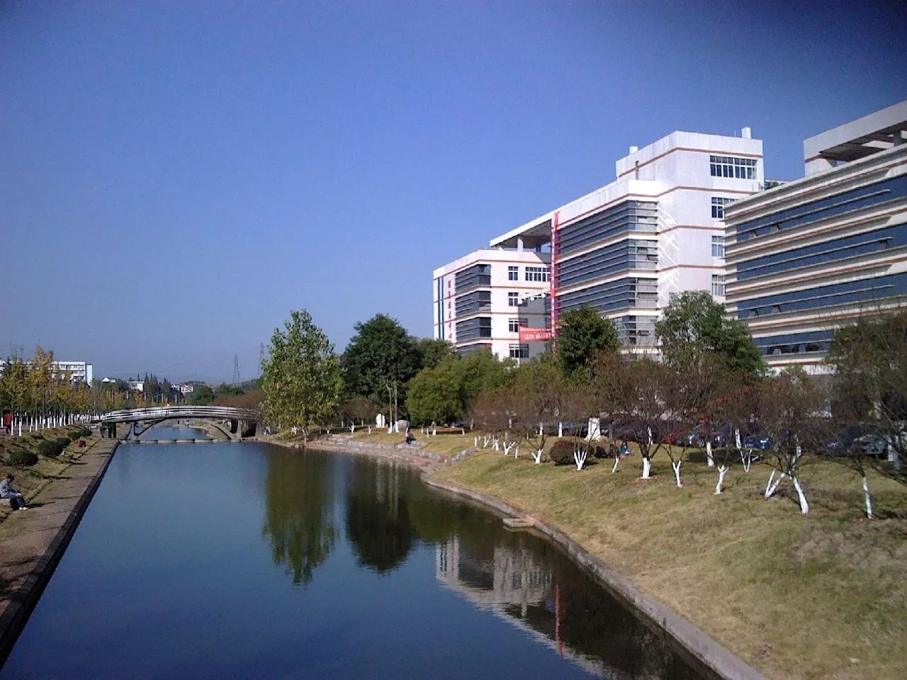 求索桥得名于三峡大学的校训"求索",而走过求索桥就是学霸们最喜坏哪