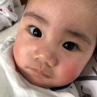 张震岳3个月儿子首次出镜:基因强大如同粘贴复制!