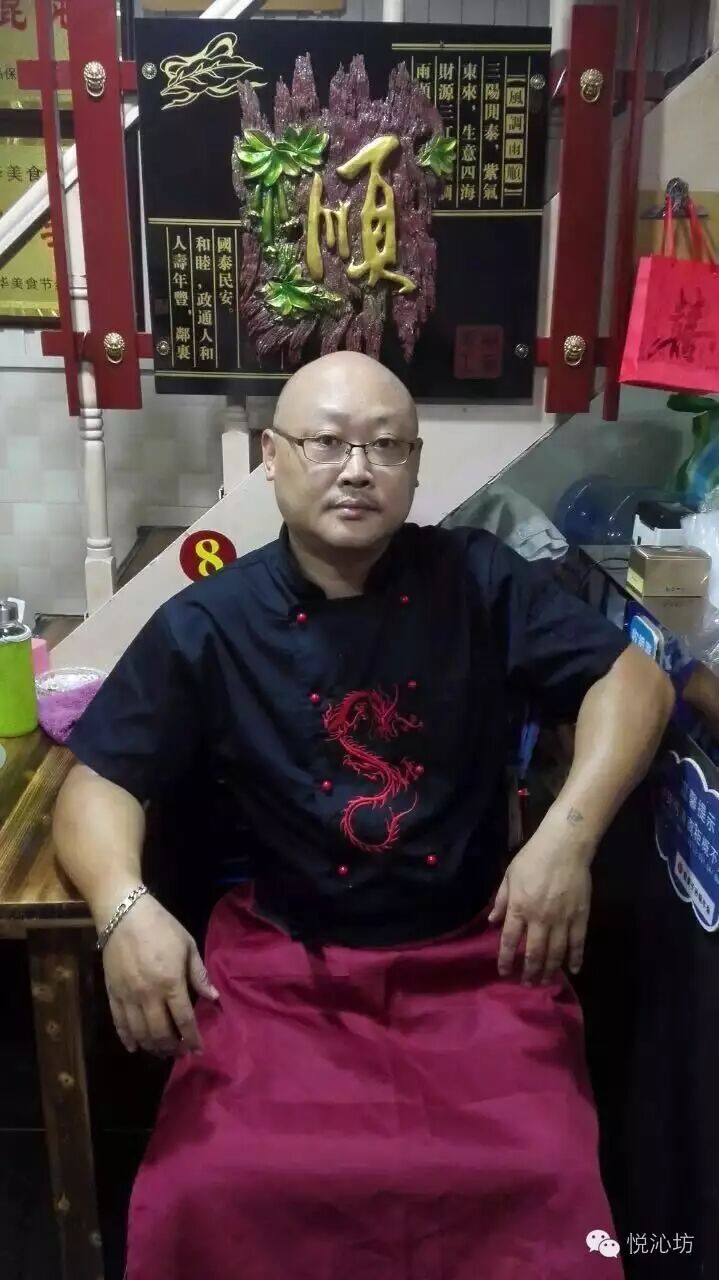 话说老板是一位彪形大汉,光头,粗胳膊粗腿