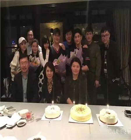 “准辣妈”baby与吴奇隆聚餐 甜蜜依偎黄晓明
