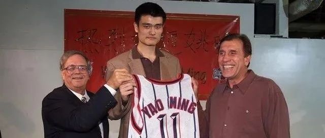 火箭上一次11连败的时候 他们得到了姚明