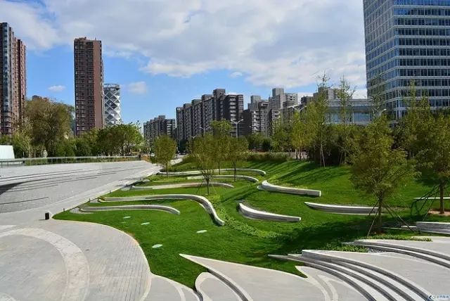 台地是指以原生地貌为设计雏形,依势造出台地,坡地景观,自上而下随着