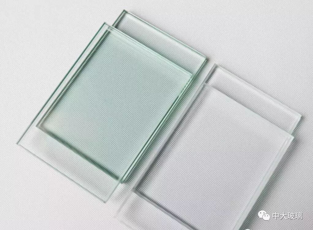 浮法玻璃和超白玻璃的区别: 浮法无色玻璃与浮法超白玻璃从外观上看
