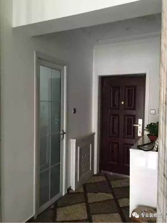 卫生间的门边上有个镂空隔断,把卫生间和客厅,餐厅隔离开来,避免尴尬!