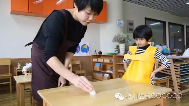 擦桌子的英文短語(yǔ)_擦桌子的英文_擦桌子用英文表示