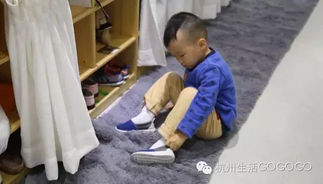 擦桌子的英文_擦桌子用英文表示_擦桌子的英文短語(yǔ)