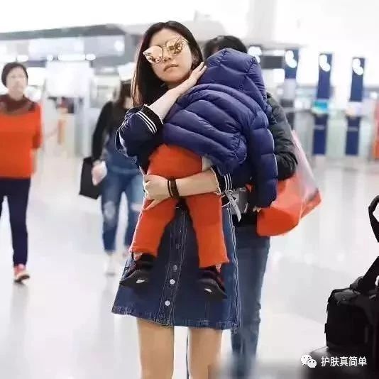 陈妍希抱儿子现身机场画面温馨,小星星趴妈妈肩膀一路酣睡