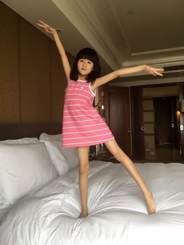 陆毅发了一张女儿的长腿照,结果网友都砸开了锅