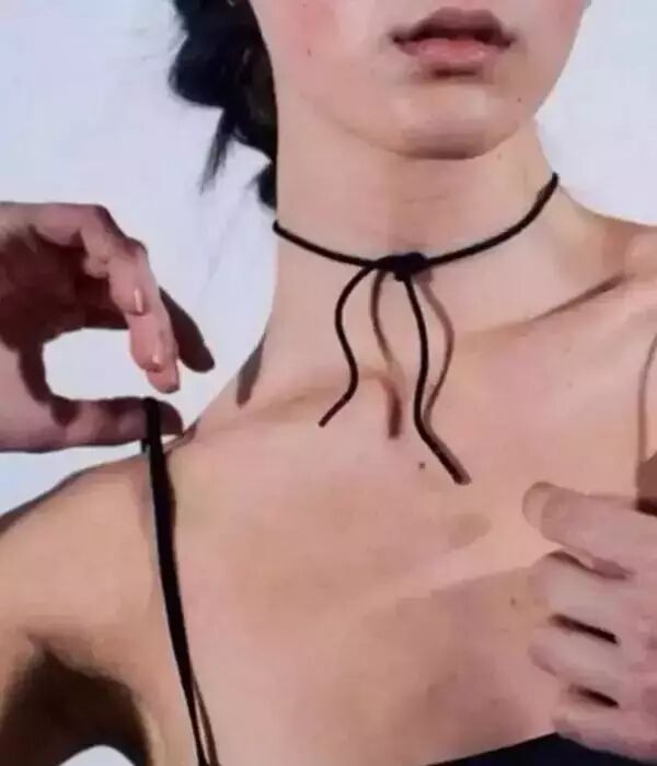 乔欣戴choker,惨遭应采儿和鹿晗吐槽,颖宝却戴的时尚洋气