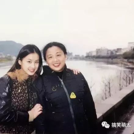 黄圣依三八节晒少女时和妈妈的旧照,网友:基因强大,妈妈也好美