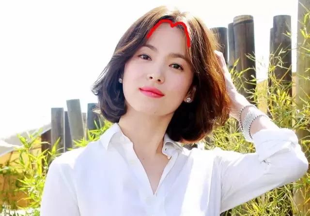 你永远不知道女生的刘海下面藏了脸!咬乳房女生图片