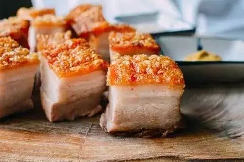 五花肉别再红烧!这样做,好吃到上桌就被抢光~