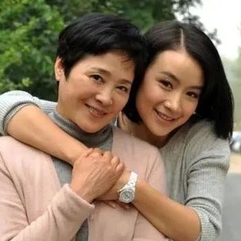 著名演员姚芊羽:成长于离异家庭,今41岁的她与母亲快乐单身