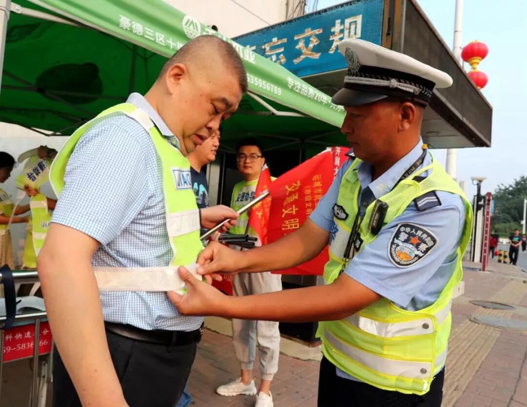 运城市盐湖公安联合志愿者文明交通劝导共创文明城