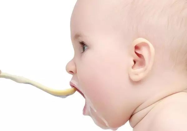 宝宝频繁吐奶是正常的吗?