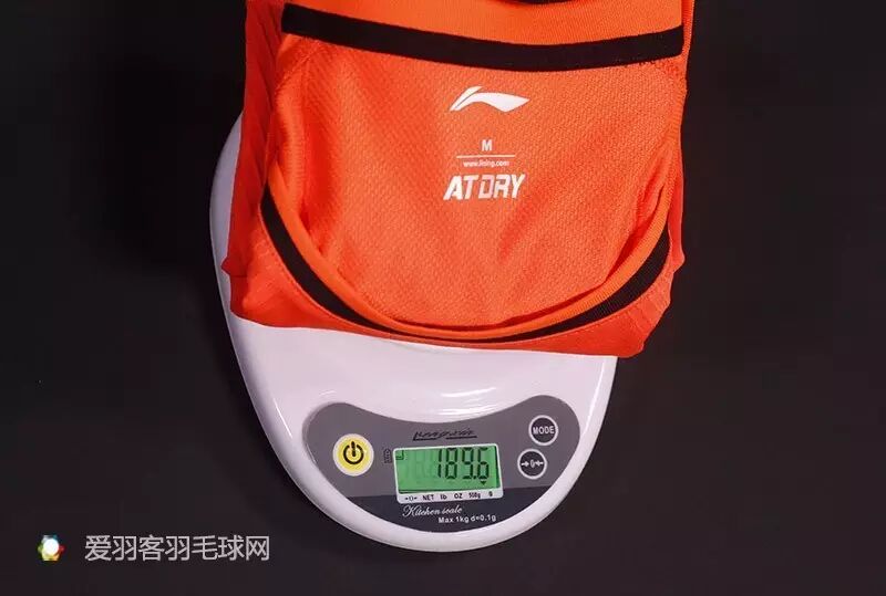 189克？？？莫不是澳大利亚现在即将进入冬季，贴心的设计师把这件衣服故意设计的比较厚？