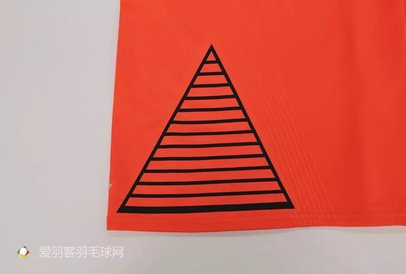 在球衣两腰的位置，有两个三角形的条纹设计，黑色的热熔胶让球服最容易贴身的地方变得垂顺。
