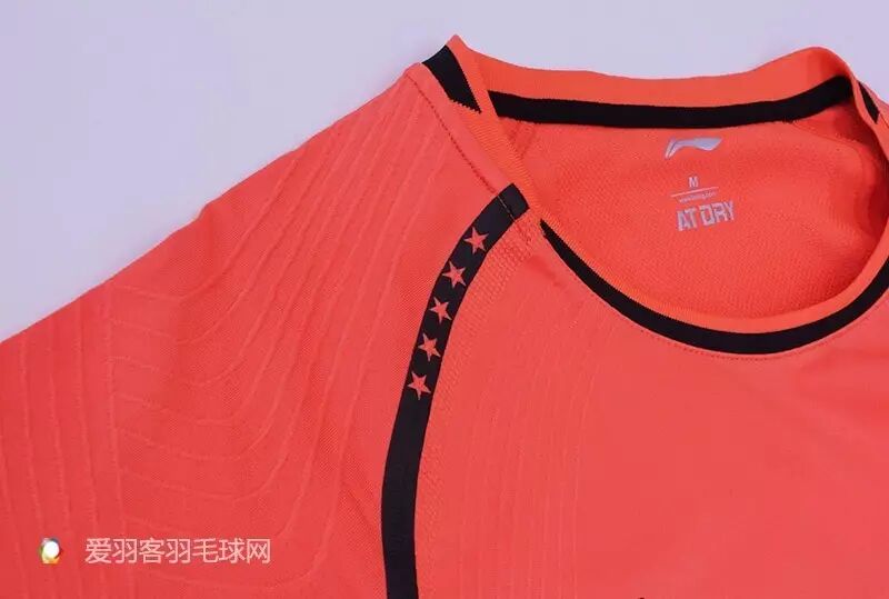 在右肩下面的黑色胶印上，印着整齐的一排五星，这是国羽战袍的一个传统特色，也象征着这套球服国羽战袍的身份。