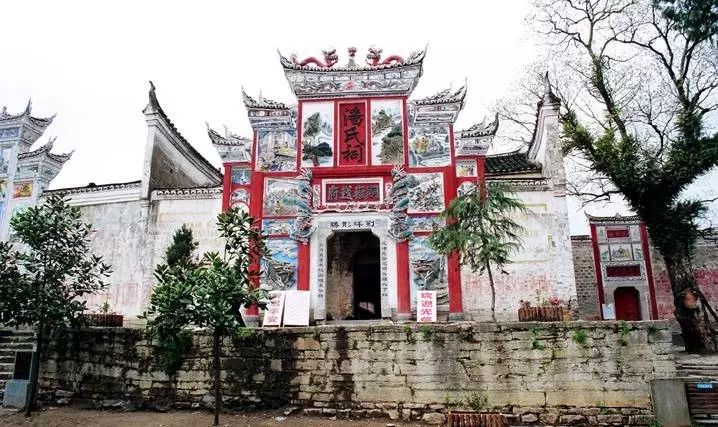 荆坪古村位于怀化市正南16公里处,与中方县城隔河相望,清幽的潕水河从