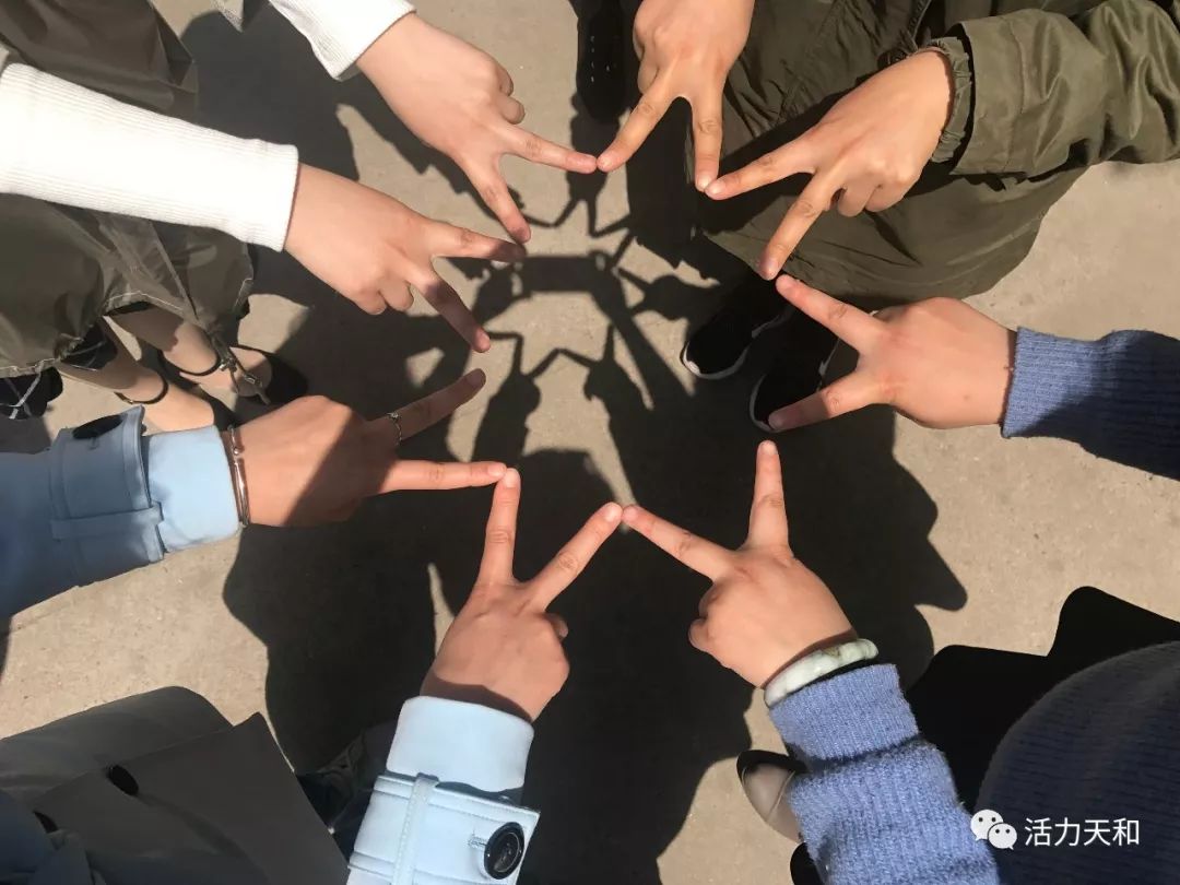2018年 月 日,南通天和树脂有限公司内,天和人手拉手共同支起一片