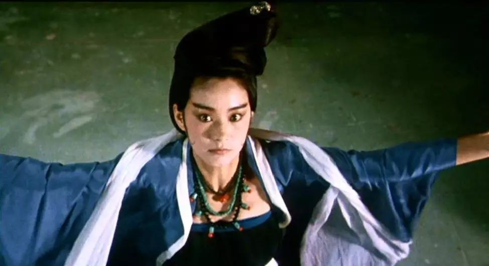 中的剧照 1983年,林青霞首次参与了徐克武侠电影《新蜀山剑侠》,扮演