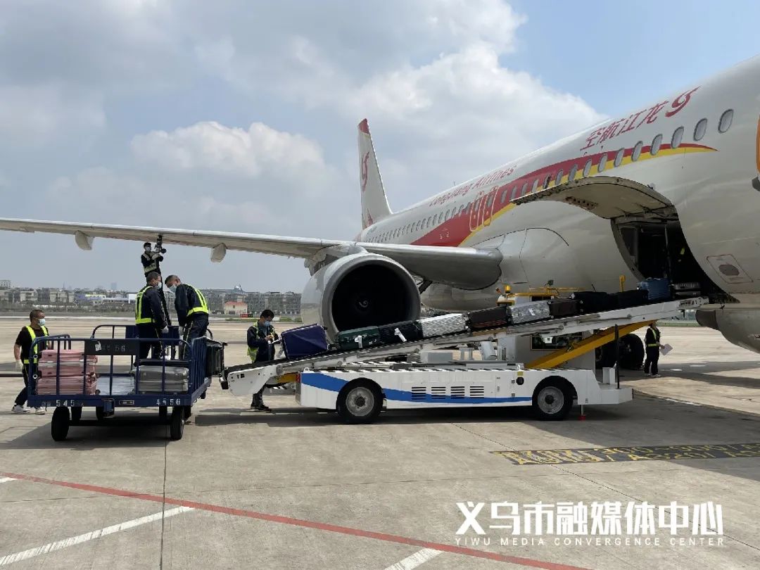 首航义乌机场迎来新航线