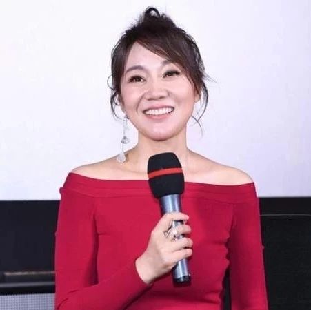 张凯丽、闫妮全力捧女儿都没红,他“散养”的女儿,反而爆红!