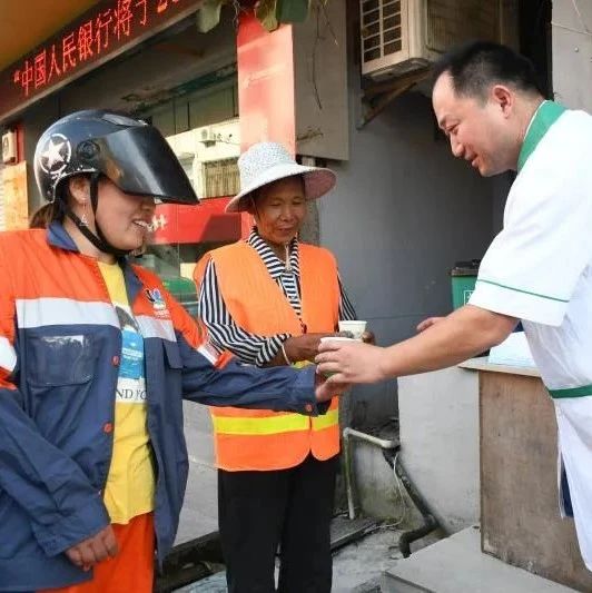 “抢着”请环卫工人喝茶休息!宁波这个地方已持续七年