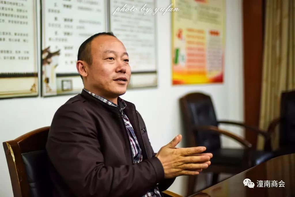 准备妥当 大会由活动的召集者周振老师主持 优秀企业家代表游宏先生发