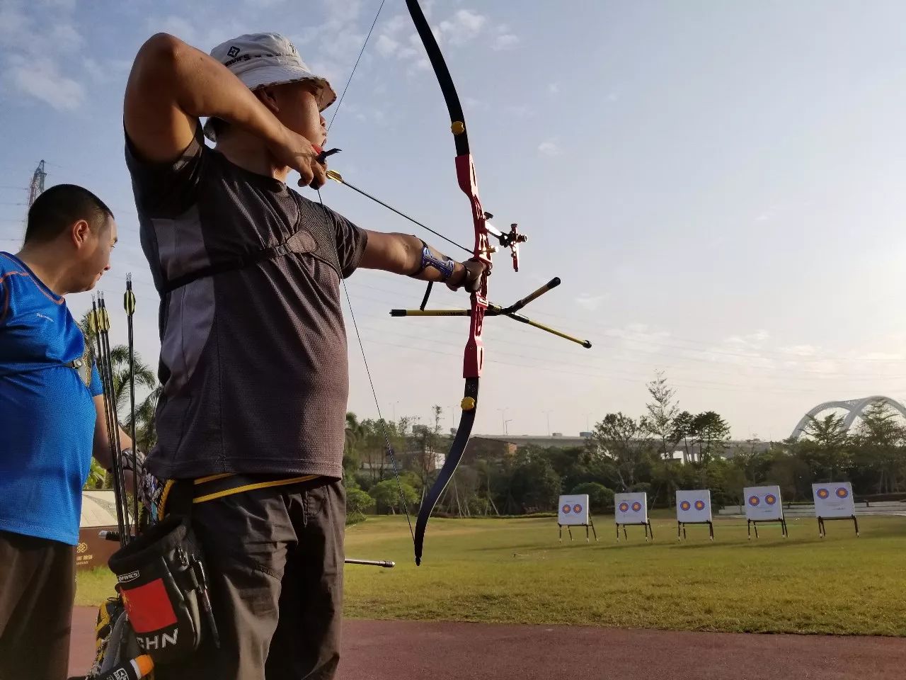 关注战歌射箭馆,随时有机会体验免费户外场地,咨询请联系本微信公众