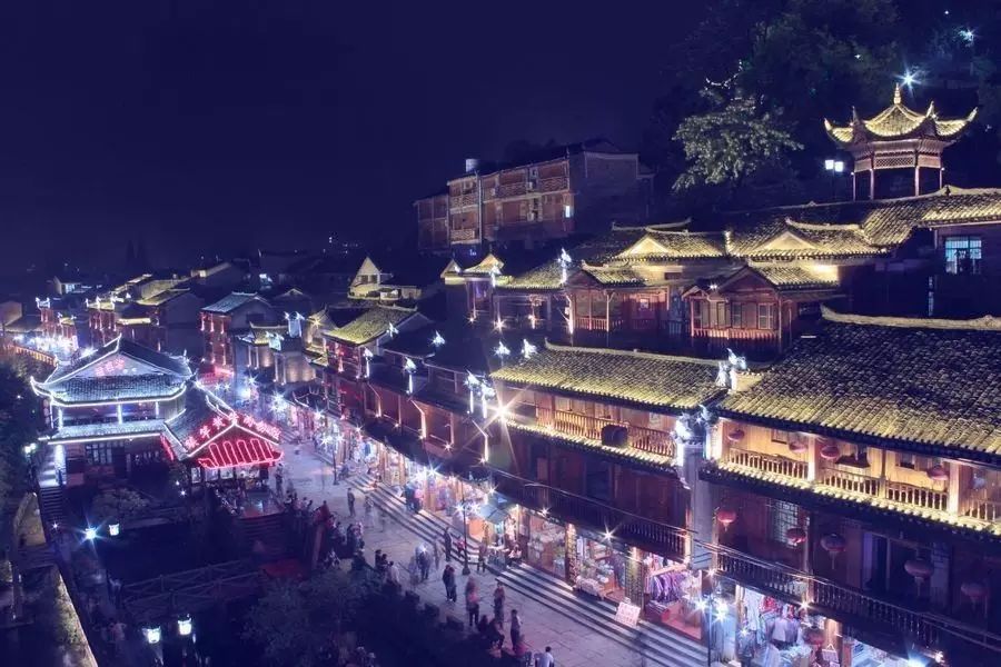 历时约9小时,抵达凤凰古城后,晚上自行观看沱江夜景,漫步美丽的沱江放