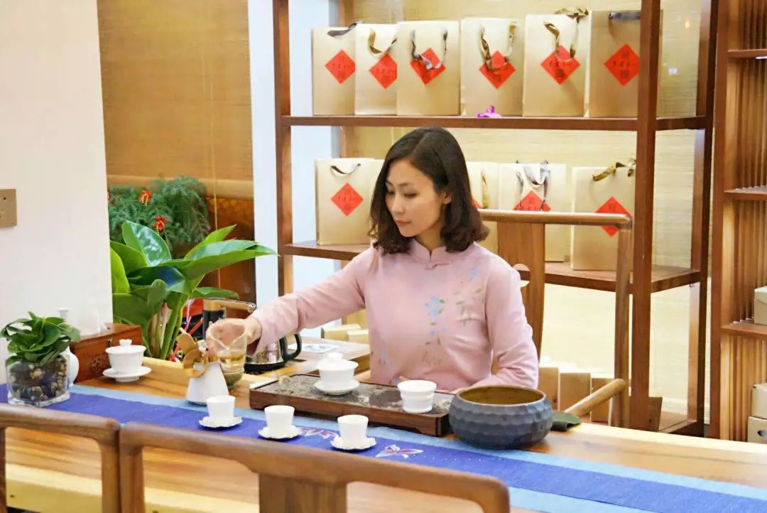 细聊之中,得知怡宁已获得了国家级高级茶艺师和国家级高级评茶员称号.