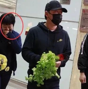 粉丝送了黄渤一把芹菜,旁边大姐的表情亮了,现在这么流行土味送礼吗?