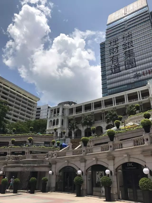 去深圳的地产总部发现这两年香港
