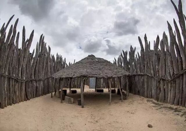 非洲女王很穷，连房子都是草做的……