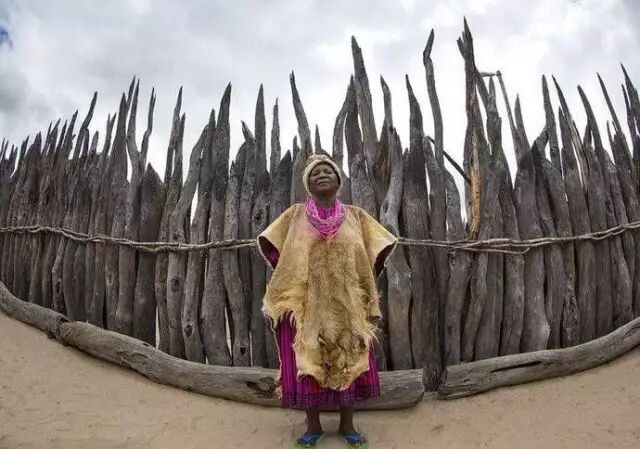 非洲女王很穷，连房子都是草做的……